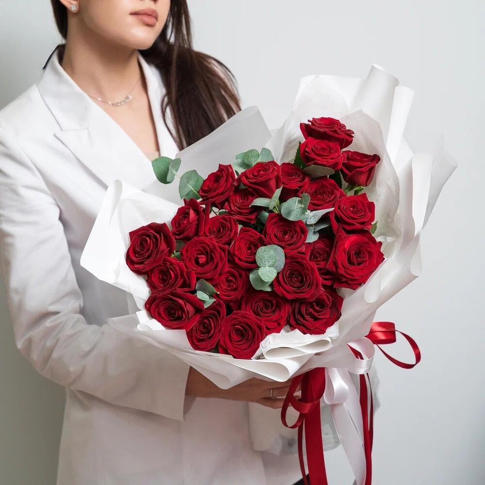 Роскошный букет из 25 красных роз с эвкалиптом – королевский подарок  Анадырь Чукотский автономный округ