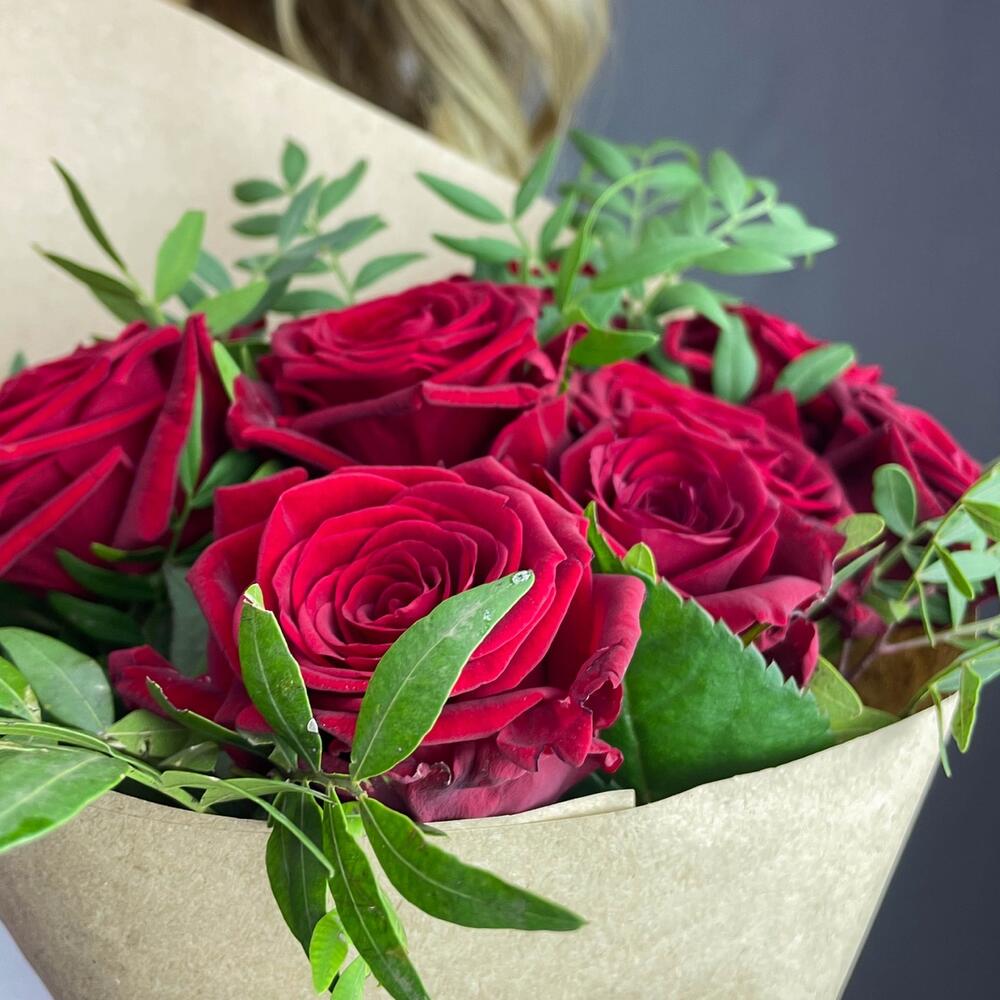 Букет из 9 красных роз с фисташкой – гармония страсти и свежести Анадырь Чукотский автономный округ