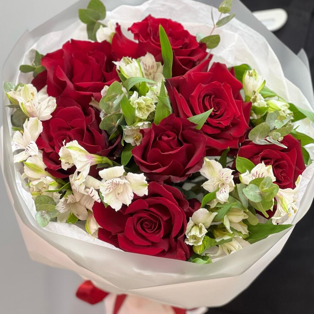 Букет «Любимой» – 7 эквадорских роз и белых альстромерий Анадырь Чукотский автономный округ