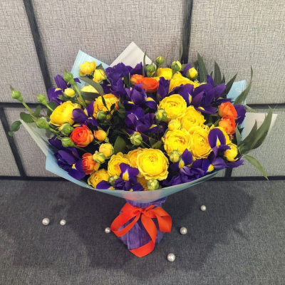 Роскошный букет из синих ирисов и кустовых роз с зеленью – гармония контрастов Анадырь Чукотский автономный округ