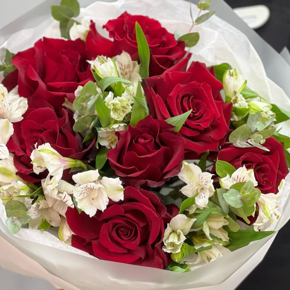 Букет «Любимой» – 7 эквадорских роз и белых альстромерий Анадырь Чукотский автономный округ