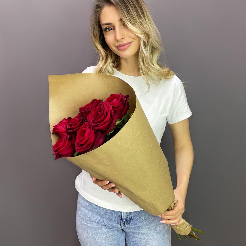 Букет из 7 красных роз в крафте – страсть в стильной упаковке Анадырь Чукотский автономный округ