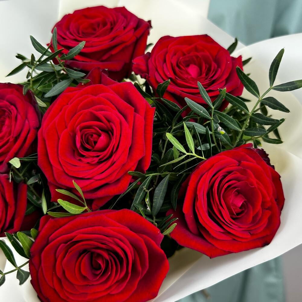 Букет «Гранатовый» из красных роз в роскошной упаковке Анадырь Чукотский автономный округ
