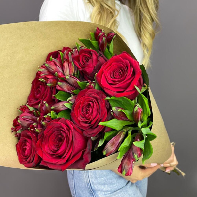 Букет «Страсть» – гармония красных роз и нежных альстромерий Анадырь Чукотский автономный округ