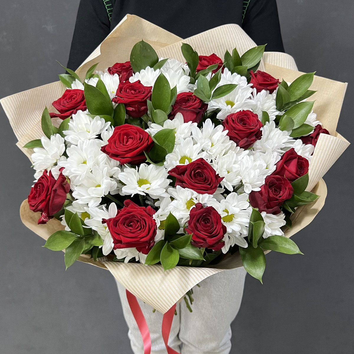 Букет «Романтика» — гармония красных роз и белоснежных хризантем Анадырь Чукотский автономный округ
