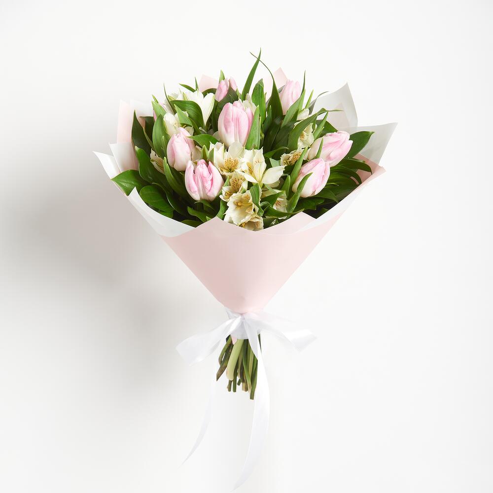 Букет «Первое свидание» розовых тюльпанов и белых альстромерий Анадырь Чукотский автономный округ