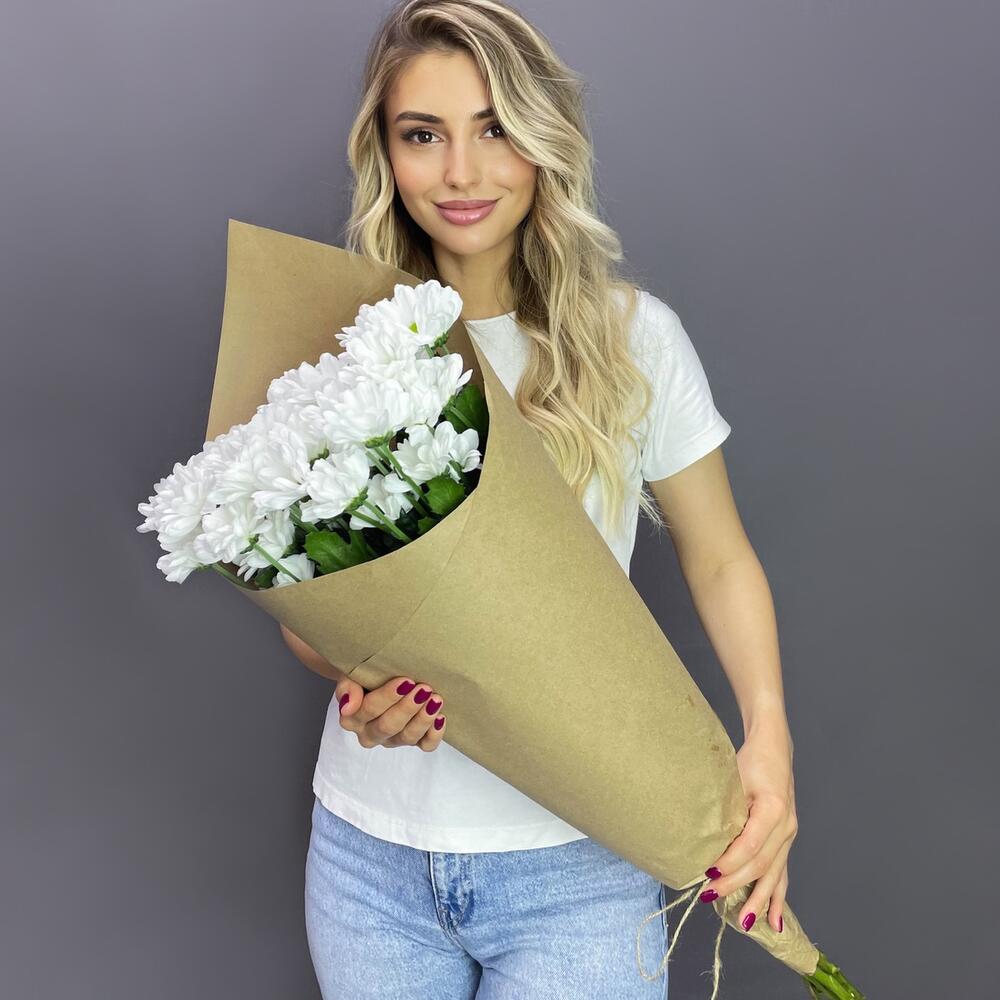 Букет из 5 белых хризантем в крафте – лаконичная элегантность Анадырь Чукотский автономный округ