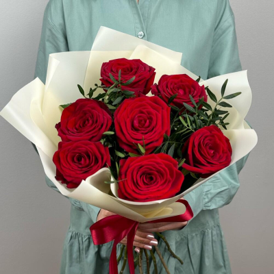 Букет «Гранатовый» из красных роз в роскошной упаковке Анадырь Чукотский автономный округ