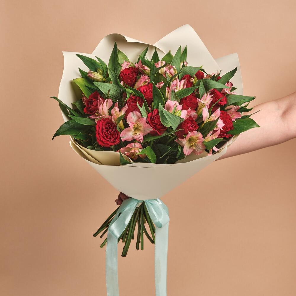 Букет «Нежность слов» — гармония красных роз и нежных альстромерий Анадырь Чукотский автономный округ