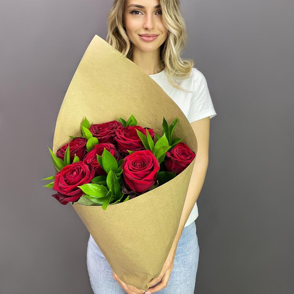 Букет из красных роз с рускусом в крафтовой упаковке – классика с изюминкой Анадырь Чукотский автономный округ