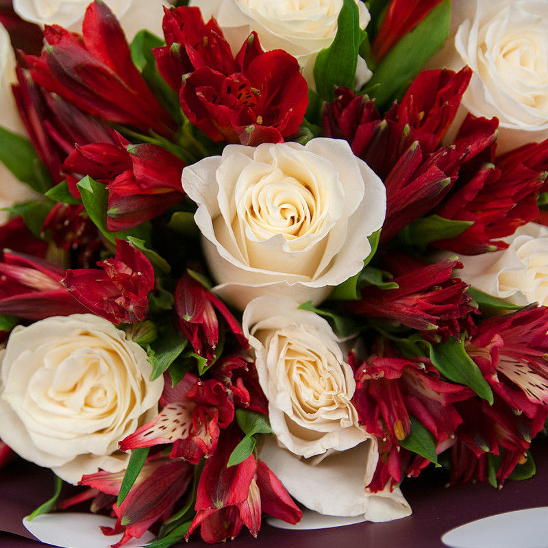 Букет из белых роз и красных альстромерий – гармония страсти и чистоты Анадырь Чукотский автономный округ