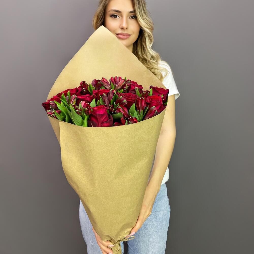 Букет «Стрелиция» – гармония из красных роз и белых альстромерий  Анадырь Чукотский автономный округ