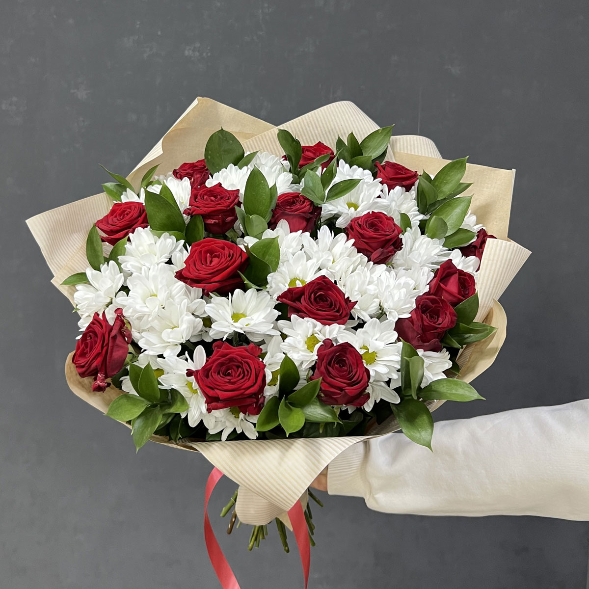 Букет «Романтика» — гармония красных роз и белоснежных хризантем Анадырь Чукотский автономный округ