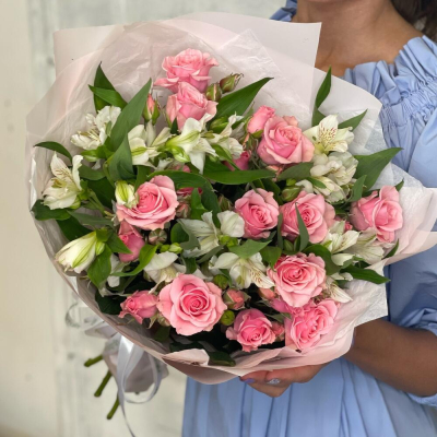Букет «Розовый фламинго» – нежность розовых кустовых роз и белых альстромерий Анадырь Чукотский автономный округ