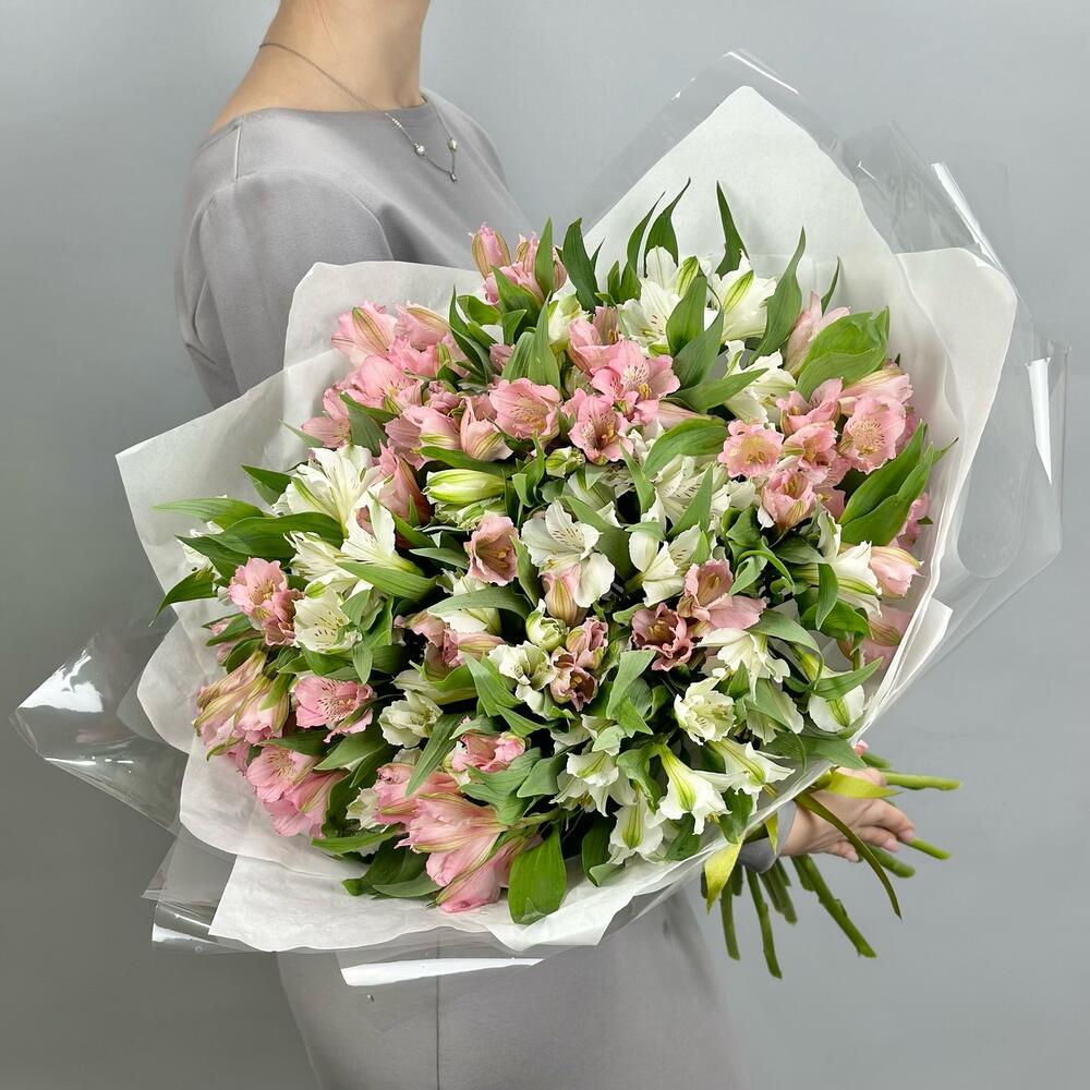 Букет «Гармония» – нежное сочетание белых и розовых альстромерий Анадырь Чукотский автономный округ