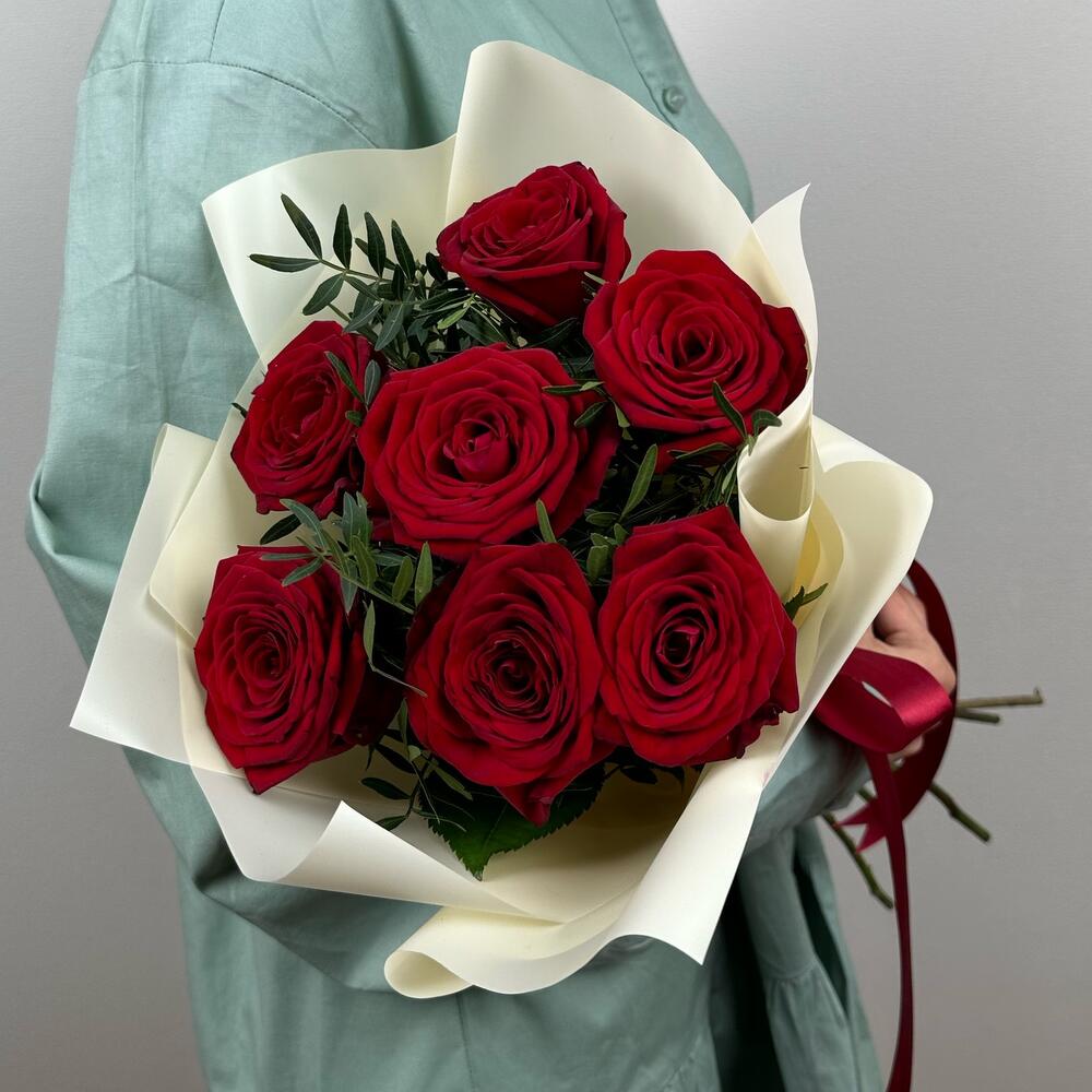 Букет «Гранатовый» из красных роз в роскошной упаковке Анадырь Чукотский автономный округ