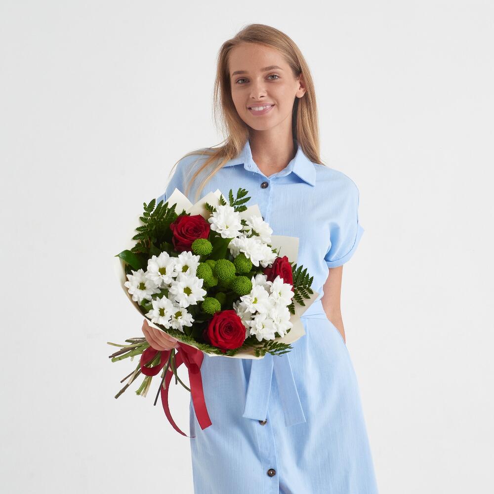 Букет «Настроение» – гармония красных эквадорских роз и нежных хризантем Анадырь Чукотский автономный округ