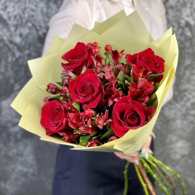 Букет «Бордо» – сочетание красных эквадорских роз и благородных альстромерий Анадырь Чукотский автономный округ