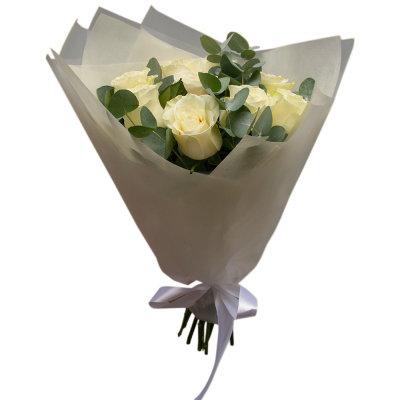 Элегантный букет из 9 белых роз с эвкалиптом – воплощение совершенства Анадырь Чукотский автономный округ