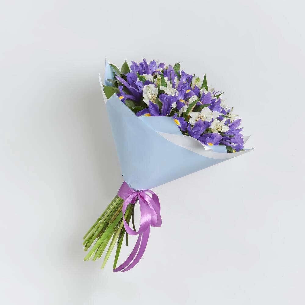 Букет «Вечернее дыхание»  – загадочная гармония синих ирисов и белых альстромерий Анадырь Чукотский автономный округ