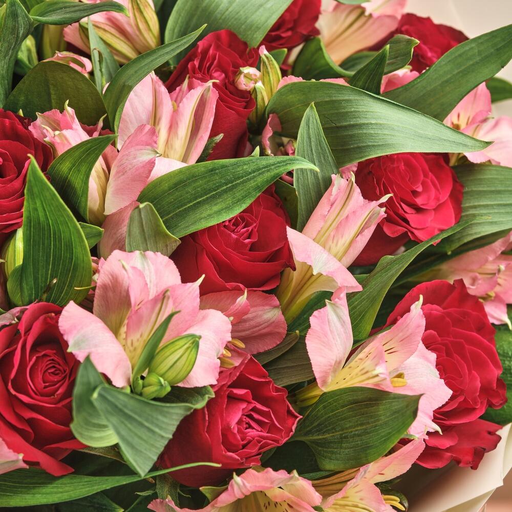 Букет «Нежность слов» — гармония красных роз и нежных альстромерий Анадырь Чукотский автономный округ