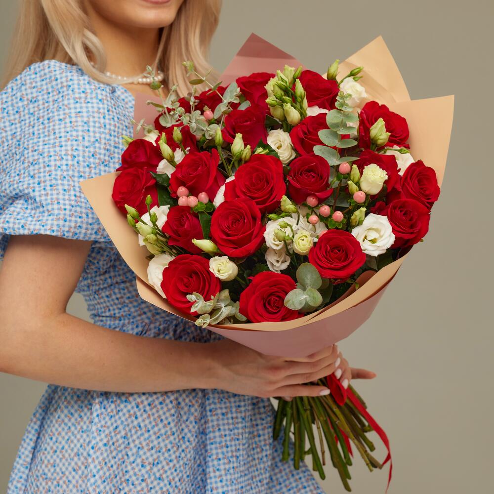 Роскошный букет для любимой женщины – 21 эквадорская роза и эустома Анадырь Чукотский автономный округ