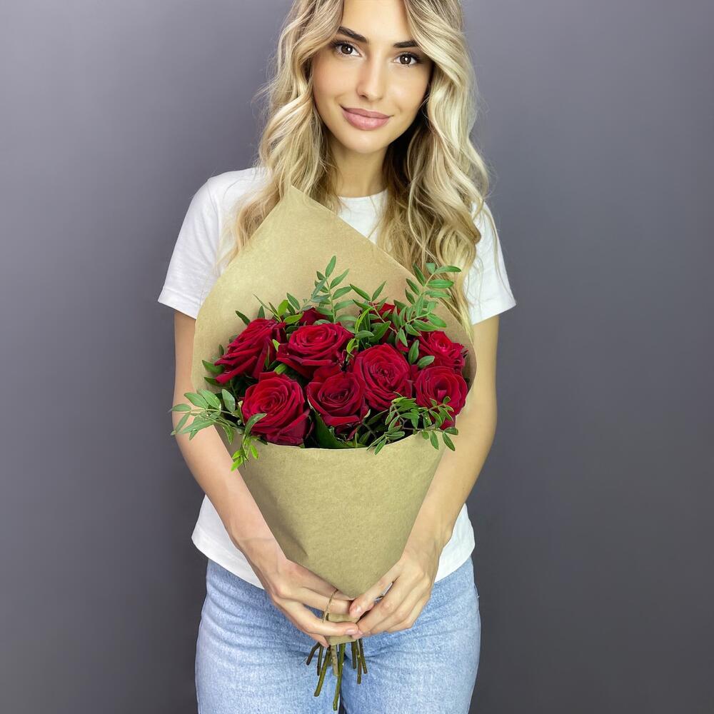 Букет из 9 красных роз с фисташкой – гармония страсти и свежести Анадырь Чукотский автономный округ