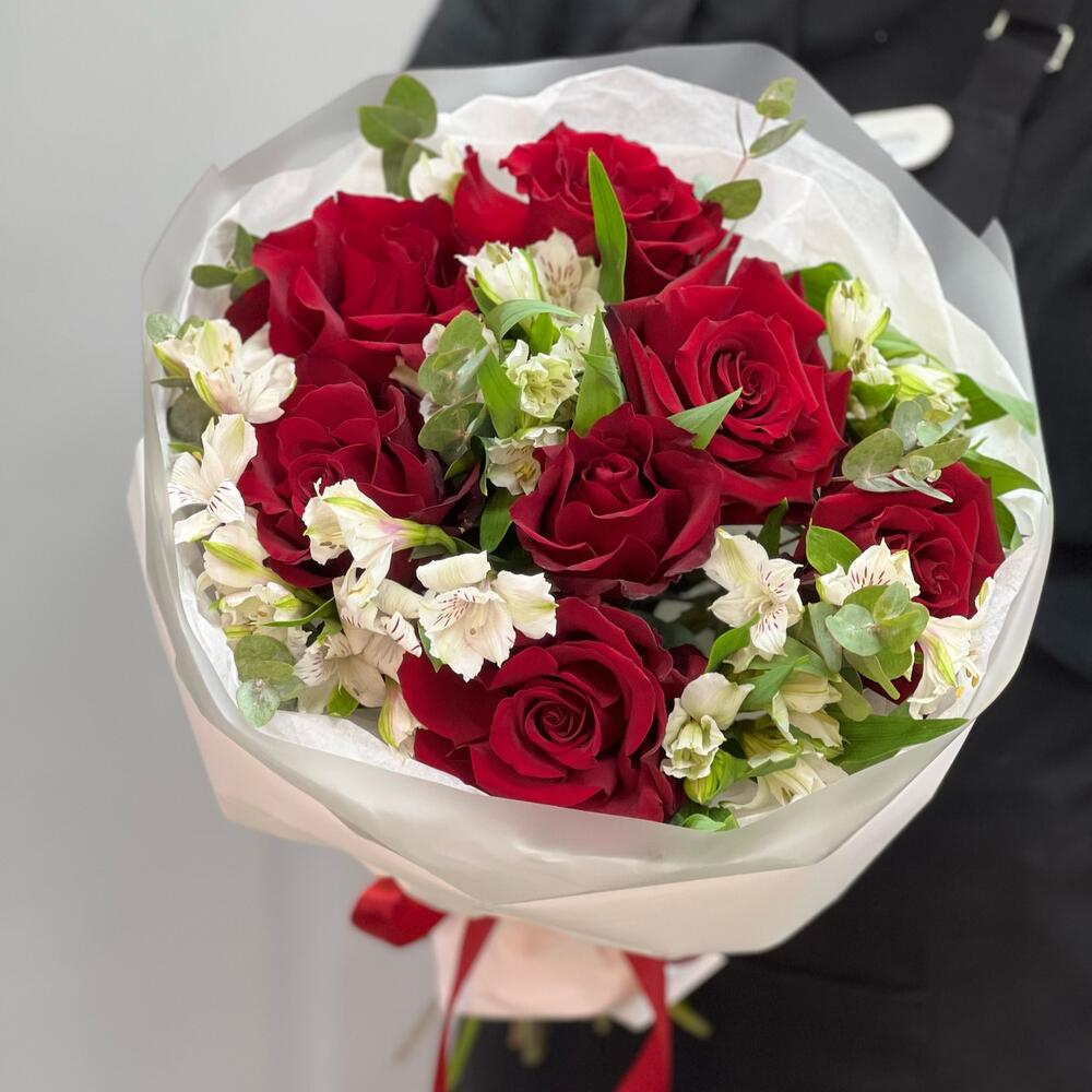 Букет «Любимой» – 7 эквадорских роз и белых альстромерий Анадырь Чукотский автономный округ