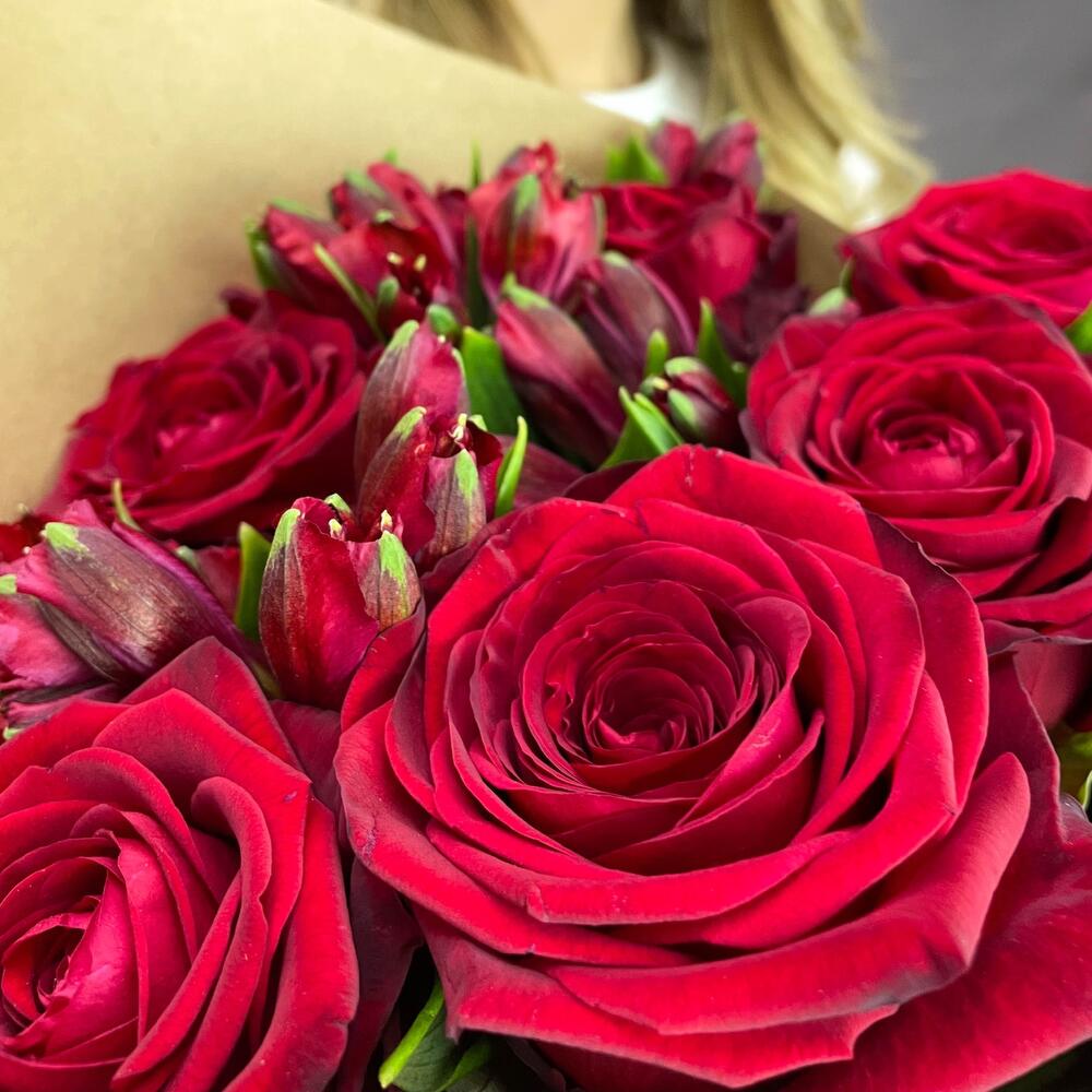 Букет «Страсть» – гармония красных роз и нежных альстромерий Анадырь Чукотский автономный округ