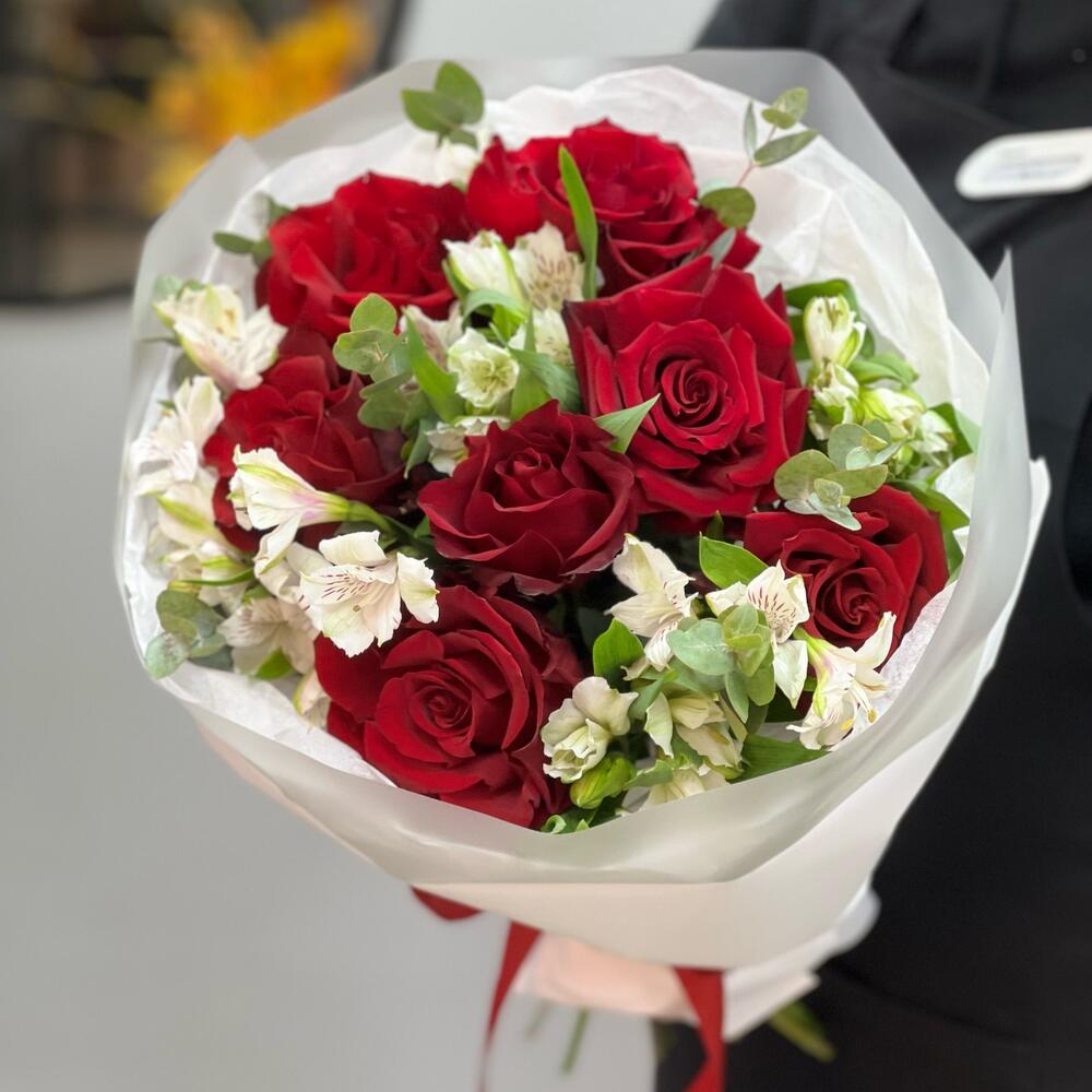 Букет «Любимой» – 7 эквадорских роз и белых альстромерий Анадырь Чукотский автономный округ