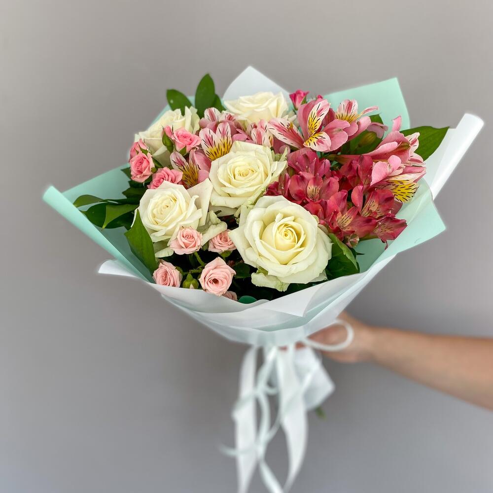 Букет «Николь» – изысканное сочетание роз, кустовых роз и альстромерий Анадырь Чукотский автономный округ