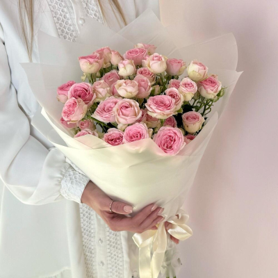 Букет «Нежный аромат» – пышные розовые кустовые розы в элегантной упаковке Анадырь Чукотский автономный округ