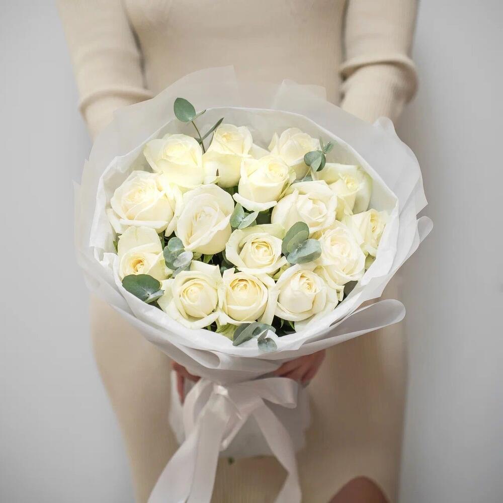 Букет из 15 белых роз с эвкалиптом – чистота и изысканность Анадырь Чукотский автономный округ