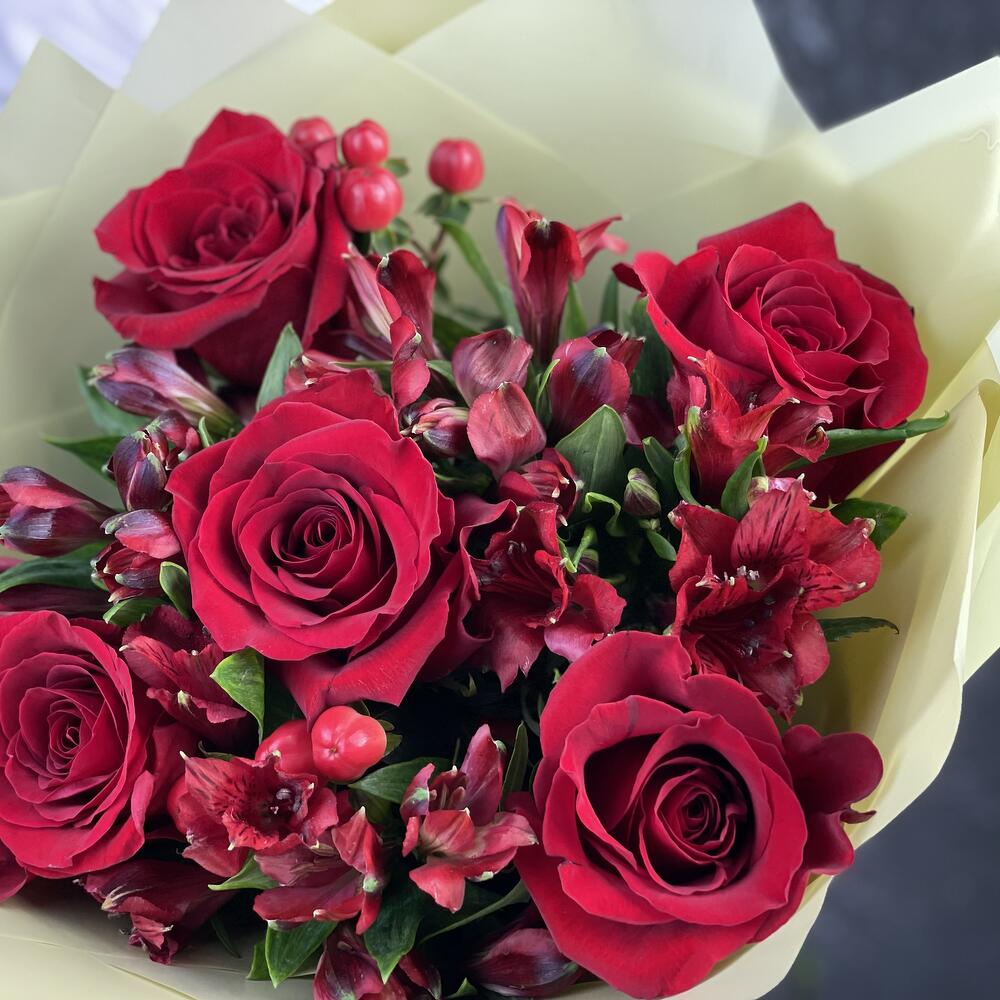 Букет «Бордо» – сочетание красных эквадорских роз и благородных альстромерий Анадырь Чукотский автономный округ