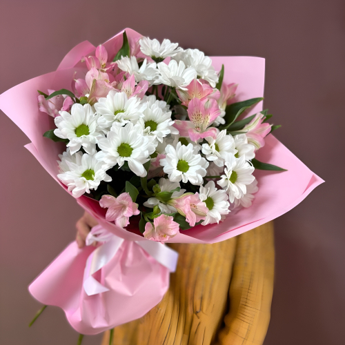 Букет «Поцелуй бабочки» нежность белых хризантем и розовых альстромерий Анадырь Чукотский автономный округ