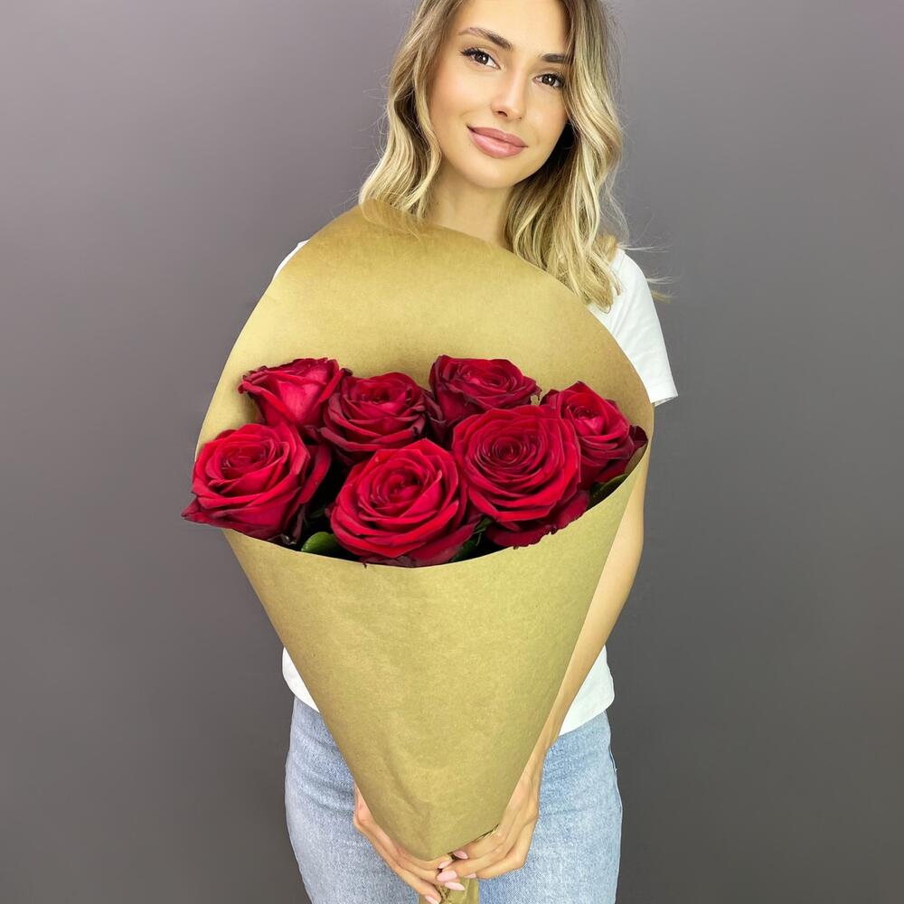 Букет из 7 красных роз в крафте – страсть в стильной упаковке Анадырь Чукотский автономный округ