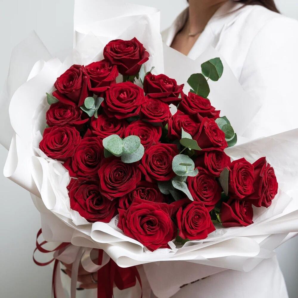 Роскошный букет из 25 красных роз с эвкалиптом – королевский подарок  Анадырь Чукотский автономный округ