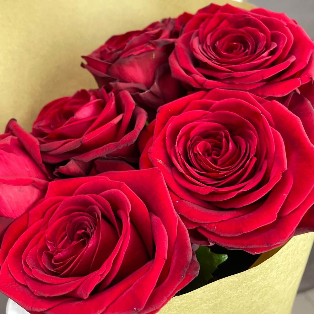 Букет из 7 красных роз в крафте – страсть в стильной упаковке Анадырь Чукотский автономный округ