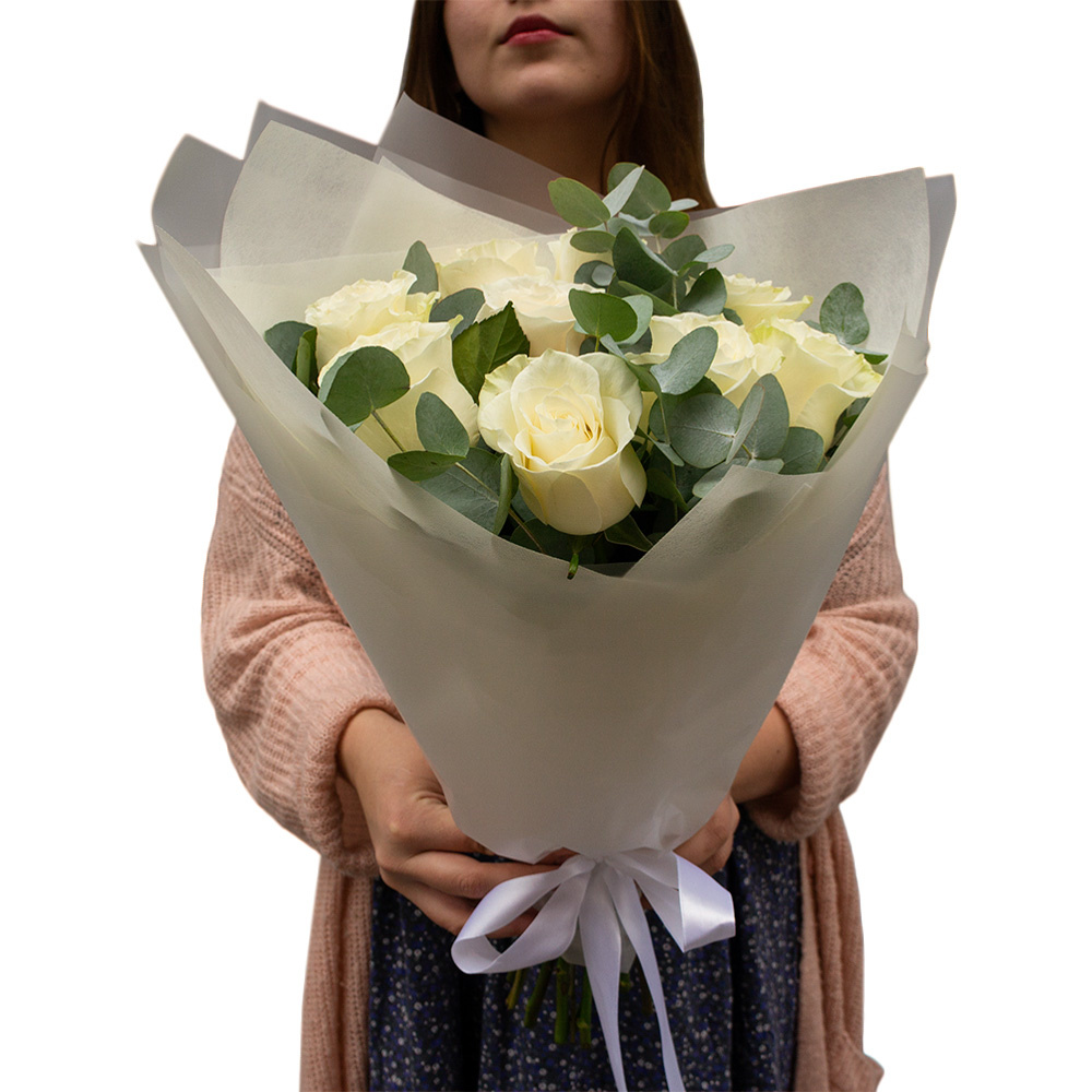 Элегантный букет из 9 белых роз с эвкалиптом – воплощение совершенства Анадырь Чукотский автономный округ