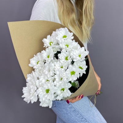 Букет из 5 белых хризантем в крафте – лаконичная элегантность Анадырь Чукотский автономный округ