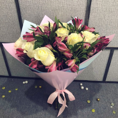 Нежный букет из белых роз и розовых альстромерий – гармония чистоты и нежности Анадырь Чукотский автономный округ