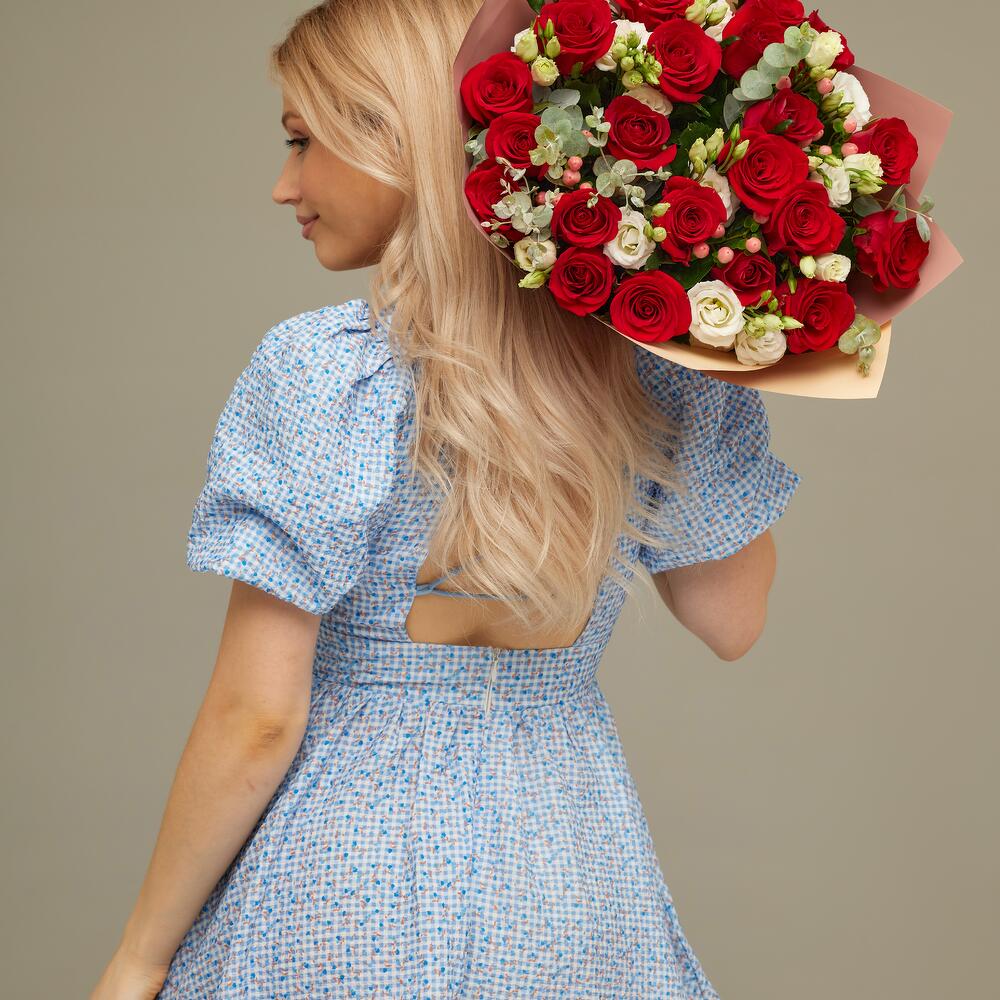 Роскошный букет для любимой женщины – 21 эквадорская роза и эустома Анадырь Чукотский автономный округ