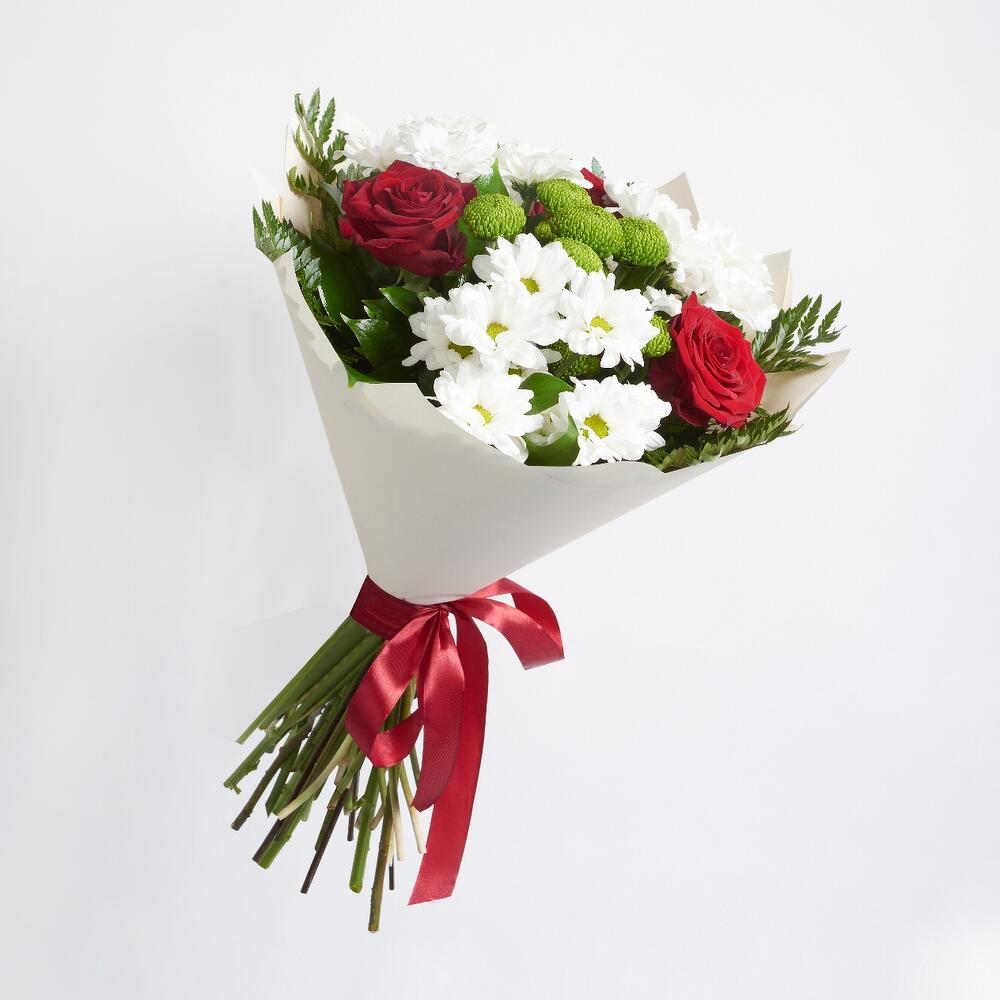 Букет «Настроение» – гармония красных эквадорских роз и нежных хризантем Анадырь Чукотский автономный округ
