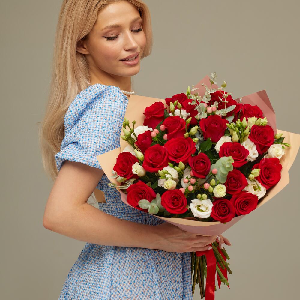 Роскошный букет для любимой женщины – 21 эквадорская роза и эустома Анадырь Чукотский автономный округ