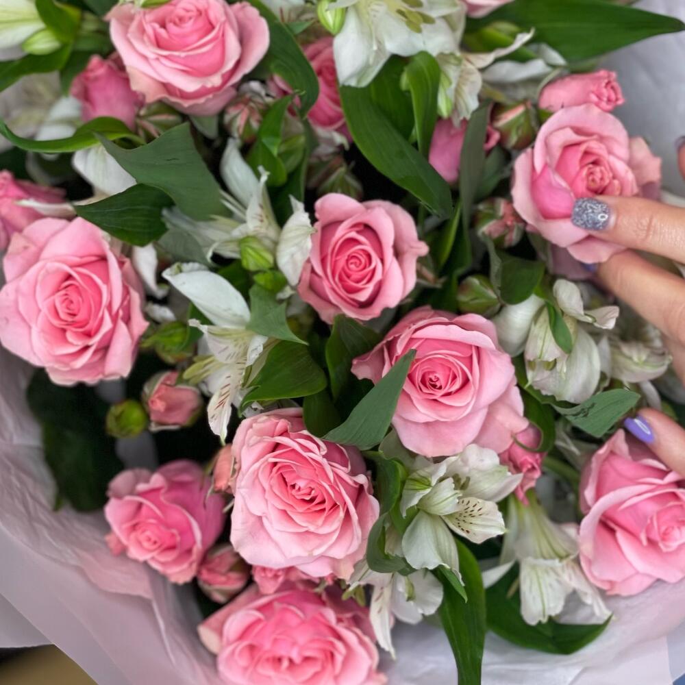 Букет «Розовый фламинго» – нежность розовых кустовых роз и белых альстромерий Анадырь Чукотский автономный округ