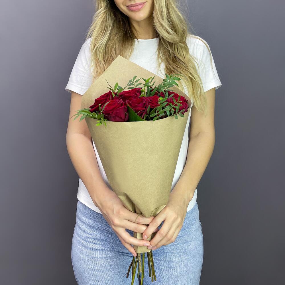 Букет из 9 красных роз с фисташкой – гармония страсти и свежести Анадырь Чукотский автономный округ