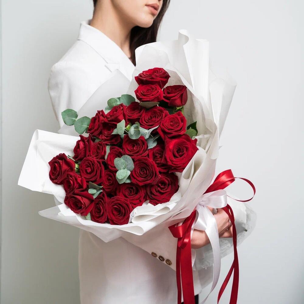 Роскошный букет из 25 красных роз с эвкалиптом – королевский подарок  Анадырь Чукотский автономный округ