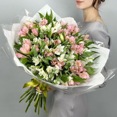 Букет «Гармония» – нежное сочетание белых и розовых альстромерий Анадырь Чукотский автономный округ