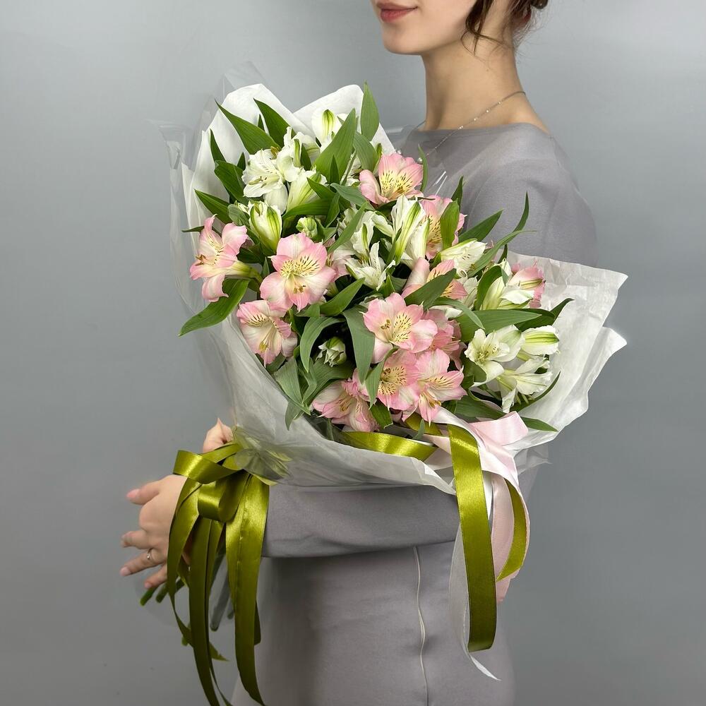 Букет «Нежность» – трогательное сочетание белых и розовых альстромерий Анадырь Чукотский автономный округ