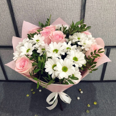 Букет из розовых роз и белых хризантем – элегантность в каждой детали Анадырь Чукотский автономный округ